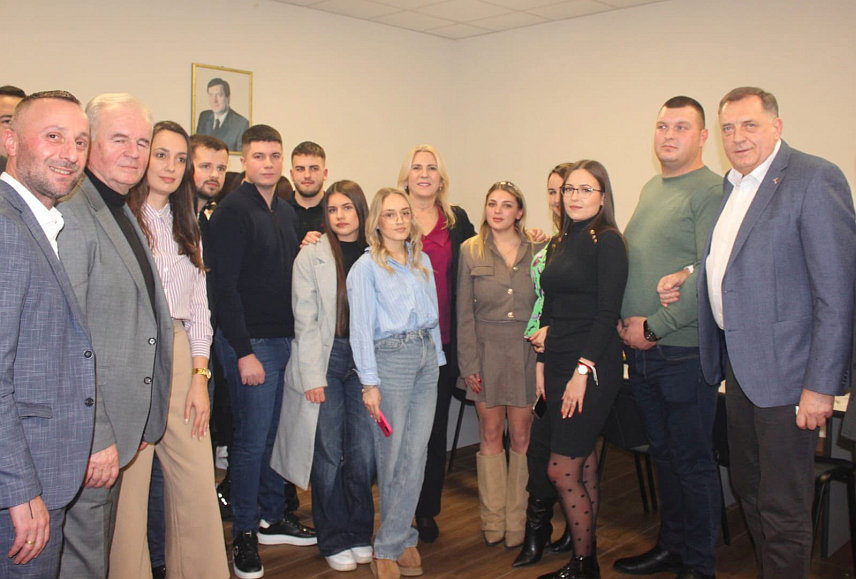 СРБАЦ, 29. ДЕЦЕМБРА /СРНА/ - Предсједник СНСД-а Милорад Додик присуствовао је вечерас традиционалном дружењу чланова ове странке у Српцу гдје је пожелио да нова година донесе више мира, више сигурности и више прилика за сваку породицу.