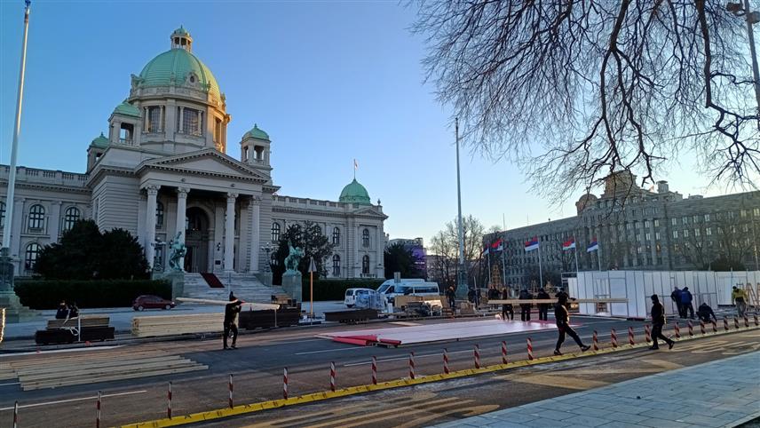 БЕОГРАД, 29. ДЕЦЕМБРА /СРНА/ - Испред зграде Скупштине Србије у Београду уклоњени су шатори, током празника ту ће бити постављено божићно село, а након тога тај дио града биће отворен за саобраћај.
