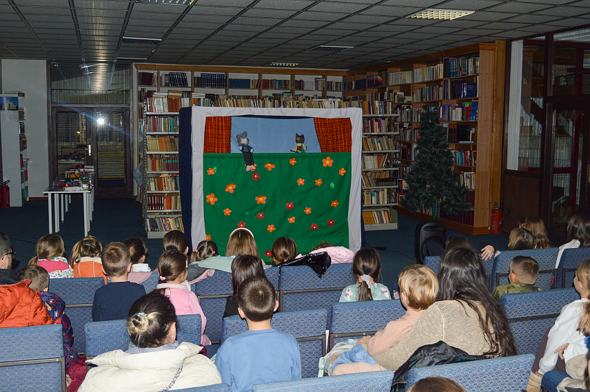 ВЛАСЕНИЦА, 2. ДЕЦЕМБРА /СРНА/ - Најмлађи Власеничани уживали су у луткарској представи "Вукова истинита прича о три прасета" позориштанца "Бајка" из Зворника, као и у креативној радионици израде новогодишњих украса.