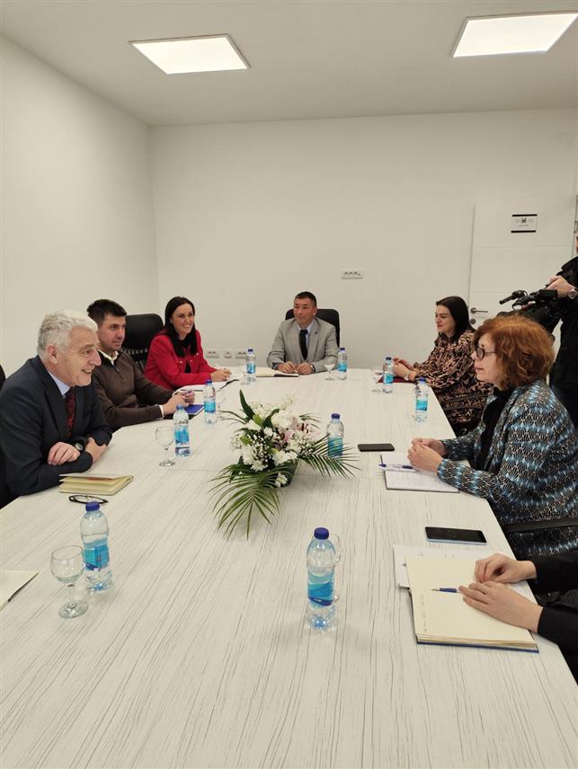 БРАТУНАЦ, 2. ДЕЦЕМБРА /СРНА/ - Министар управе и локалне самоуправе Републике Српске Сенка Јујић је данас са начелником општине Братунац Лазаром Продановићем и његовим сарадницима разговарала о више тема и стручној подршци Министарства јединицама локалне самоуправе са циљем да у цијелој Српској ради на јединствен и продуктиван начин.