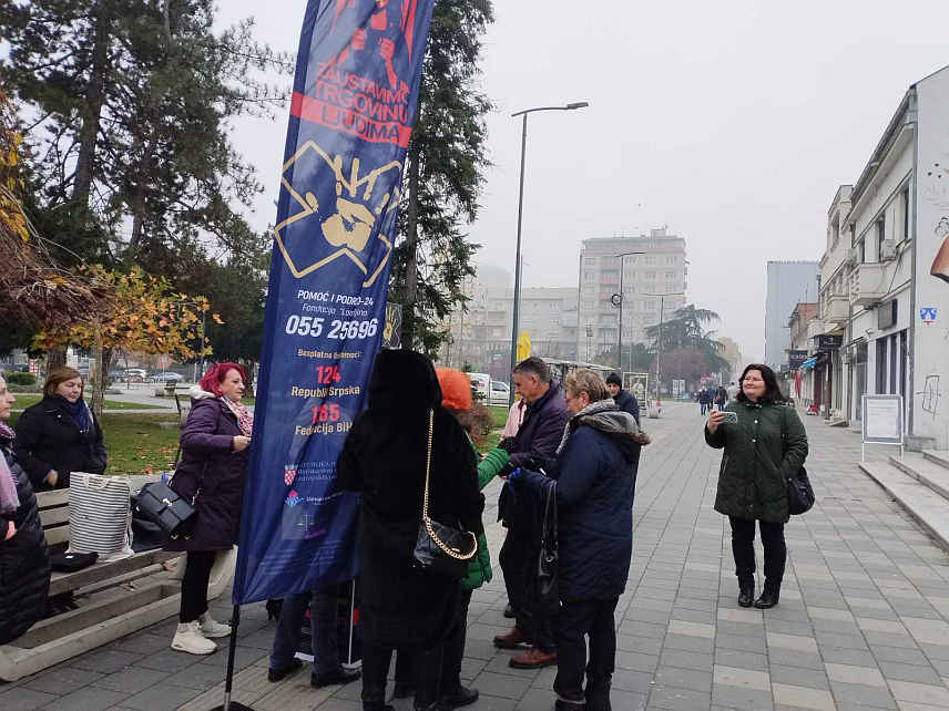 БИЈЕЉИНА, 2. ДЕЦЕМБРА /СРНА/ - Фондација "Лара" организовала је данас уличну акцију у Бијељини с циљем подизања свијести суграђана о присутности и озбиљности проблема трговине људима, те упутила позив на активно укључивање у спречавање и пријављивање овог облика организованог криминала.
