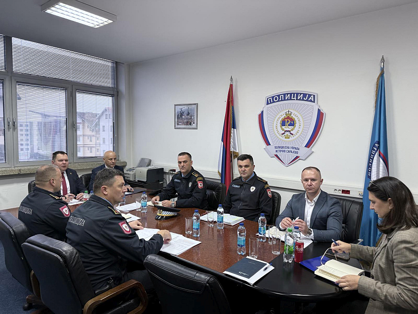 БАЊАЛУКА, 2. ДЕЦЕМБРА /СРНА/ - Ангажовање полицијских службеника на подручју источног дијела Републике Српске биће појачано у свим областима током празника, да би предстојећи период протекао мирно и без инцидената, закључено је на састанку министра унутрашњих послова Републике Српске Жељка Будимира и директора Полиције Српске Синише Кострешевића са руководством полицијских управа Фоча и Источно Сарајево.