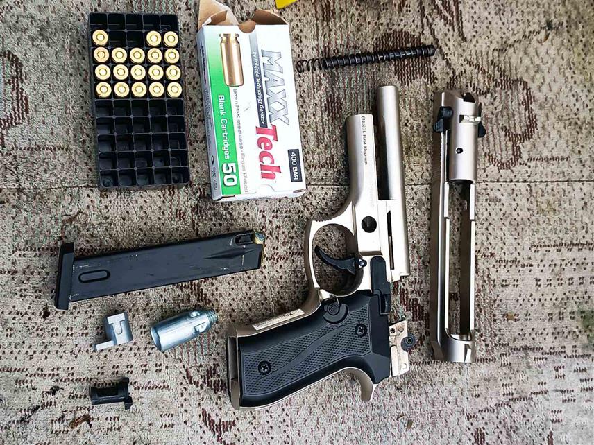 БАЊАЛУКА, 2. ДЕЦЕМБРА /СРНА/ - Oбављени су претреси на више локација на подручју Лакташа и Српца, у којима су пронађени и одузети предмети који се могу довести у везу са наведеним кривичним дјелима, као и предмети који се могу довести у везу са недозвољеном производњом и прометом оружја или експлозивних материја.