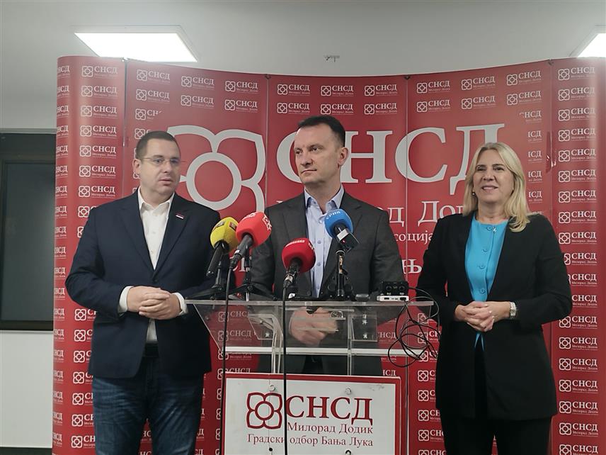 БАЊАЛУКА, 2. ДЕЦЕМБРА /СРНА/ - Привремени предсједник Градског одбора СНСД-а Бањалука Горан Маричић конференција за новинаре након сједнице Предсједништва Градског одбора СНСД-а Бањалука.