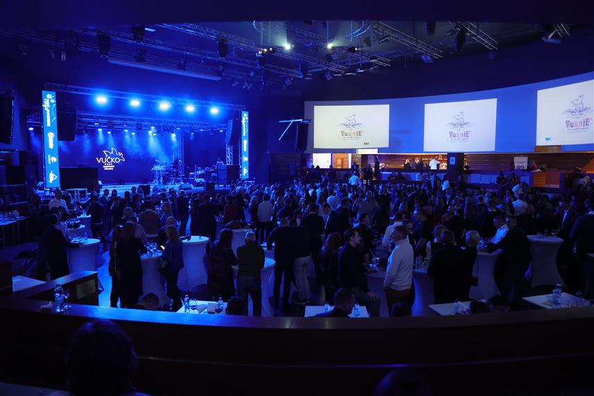 САРАЈЕВО, 2. ДЕЦЕМБРА /СРНА/ - Поводом почетка зимске сезоне на Јахорини вечерас је у Сарајеву организовано "Ноћ Јахорине" и хуманитарна акција за помоћ дјеци обољелој од рака.