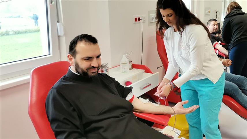 ДОБОЈ, 2. ДЕЦЕМБРА /СРНА/ - За акцију добровољног давања крви данас и сутра у Добоју пријавило се десетак свештеника архијерејског намјесништва добојског, како би обновили залихе у трансфузиолошкој служби у Болници "Свети апостол Лука" и помогли људима у стању потребе.