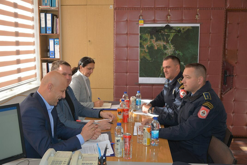 ИСТОЧНО САРАЈЕВО, 2. ДЕЦЕМБРА /СРНА/ - Министар унутрашњих послова Републике Српске Жељко Будимир и директор Полиције Синиша Кострешевић разговарали су са начелницима полицијских управа Источно Сарајево и Фоча Бранимиром Шеховцем и Велимиром Костовићем о стању безбједности и унапређењу рада полицијских службеника.