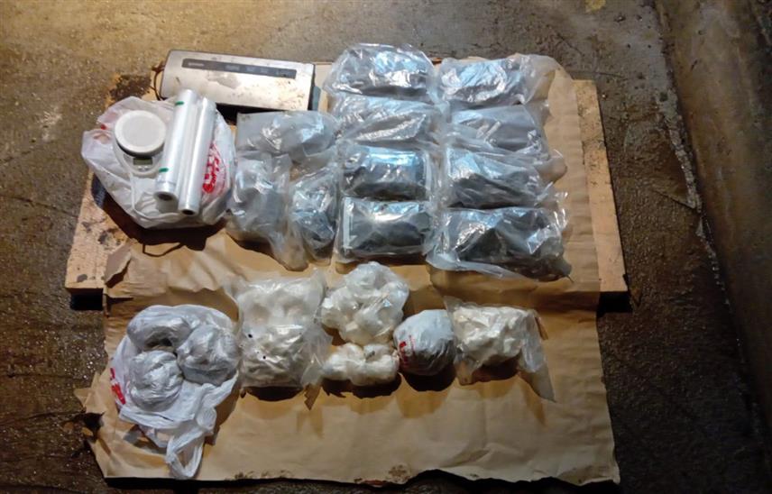 БЕОГРАД, 2. ДЕЦЕМБРА /СРНА/ - Полиција је у Београду заплијенила хероин и кокаин у вриједности од око 350.000 евра и ухапсила једну особу због трговине дрогом.