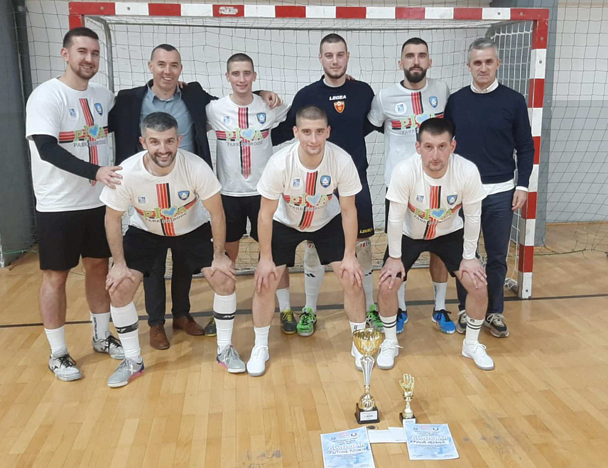 ФОЧА, 30. ДЕЦЕМБРА /СРНА/ - Екипа "Општина Плужине" освојила је Новогодишњи турнир у малом фудбалу у Фочи савладавши у финалу пред пуним трибинама Градске дворане домаћи састав "Фабрику кафе" са резултатом 6:1.