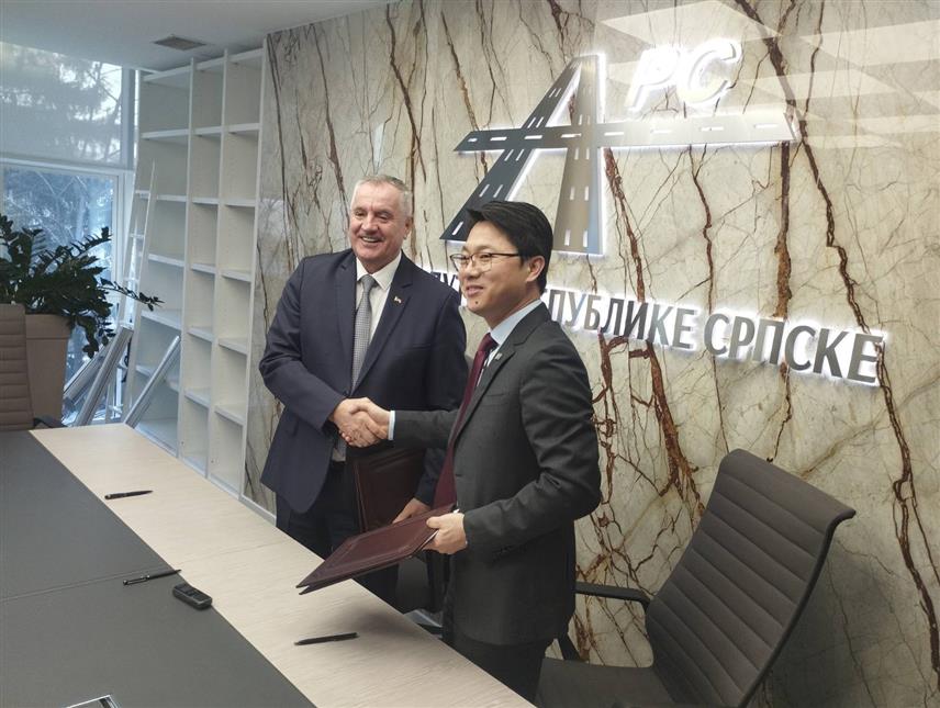 БАЊАЛУКА, 30. ДЕЦЕМБРА /СРНА/ - Вршилац дужности директора предузећа "Аутопутеви Републике Српске" Радован Вишковић и директор кинеске компаније "Чајнаоверсиз" Ли Ганг потписали су данас у Бањалуци финансијски дио уговора о изградњи дионице ауто-пута од Бијељине до Брчког дужине 17 километара, а рок за реализацију пројекта је 60 мјесеци.