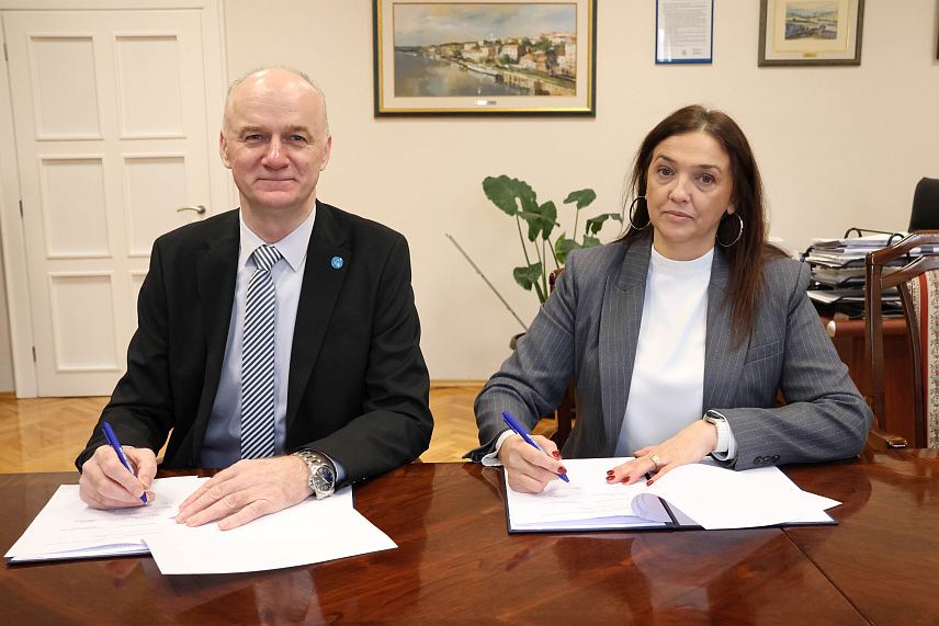 БАЊАЛУКА, 30. ДЕЦЕМБРА /СРНА/ - Ректор Универзитета у Бањалуци Радослав Гајанин и директор Републичког педагошког завода Слађана Танасић потписали су данас споразум о сарадњи, којим је постављен оквир за реализацију зимског и љетног кампа за ученике основних и средњих школа "Желим више".