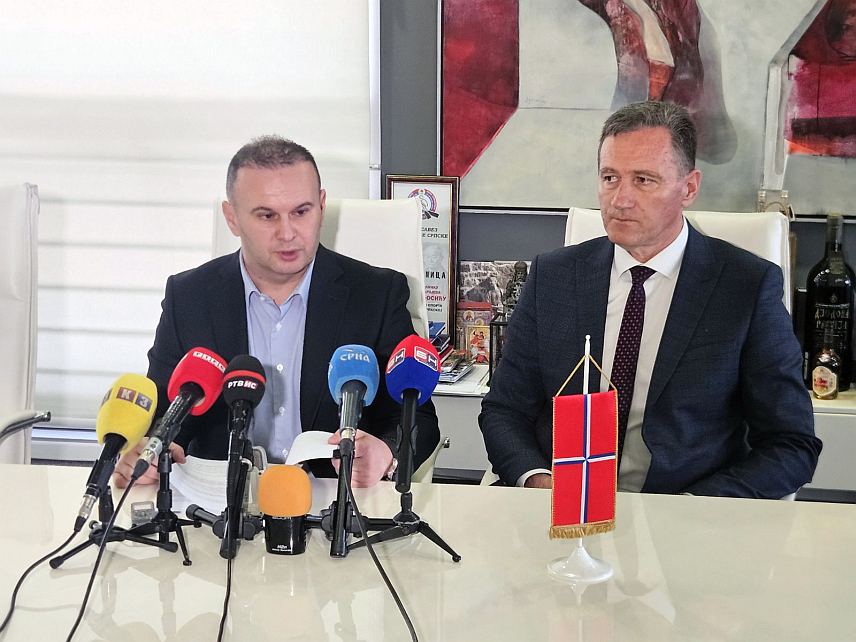 ИСТОЧНО САРАЈЕВО, 30. ДЕЦЕМБРА /СРНА/ - Градоначелник Источног Сарајева Љубиша Ћосић изјавио је да је Градска управа у протеклој години, уз подршку Владе и руководства Републике Српске, улагала у инфраструктурне пројeкте и развој свих сегмената друштва у свих шест општина.