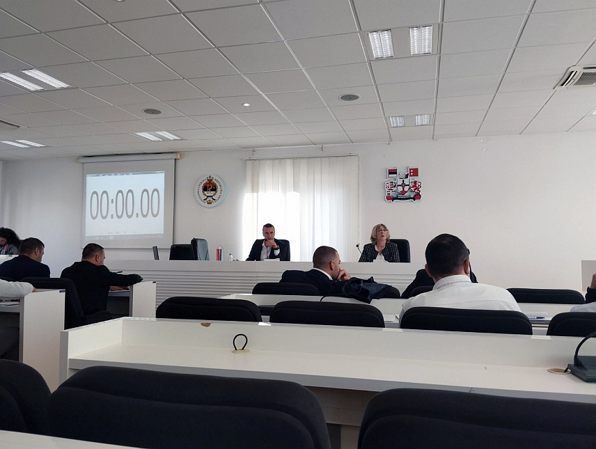 БИЛЕЋА, 30. ДЕЦЕМБРА /СРНА/ - Скупштина општине Билећа усвојила је данас буџет за сљедећу годину у износу од 14,6 милиона КМ, који је за 17 одсто већи у односу на ову годину.	
