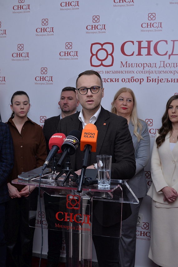 БИЈЕЉИНА, 30. ДЕЦЕМБРА /СРНА/ - Предсједник Градског одбора СНСД-а Бојан Савић на годишњој конференцији за новинаре.