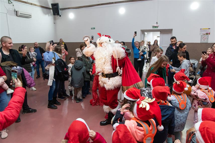 ПРЊАВОР, 30. ДЕЦЕМБРА /СРНА/ - Град Прњавор организовао је данас прославу дјечије Нове године уз богат програм.