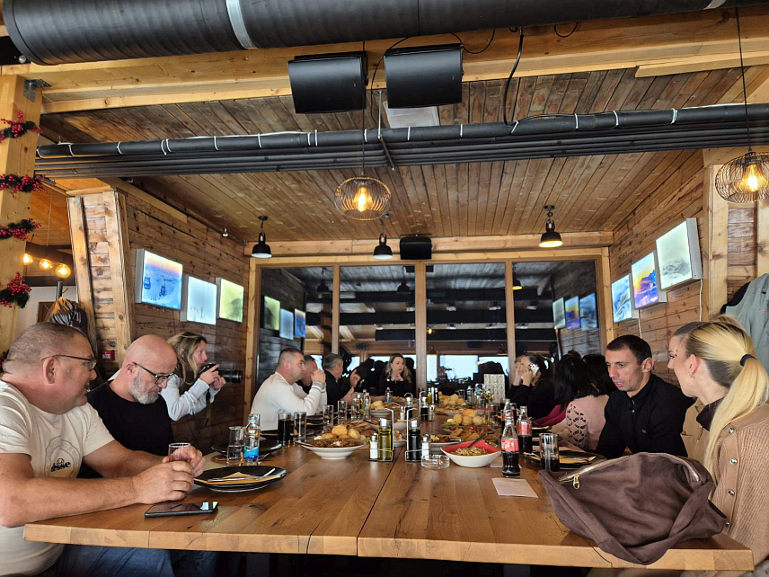 ЈАХОРИНА, 30. ДЕЦЕМБРА /СРНА/ - Представници Олимпијског центра "Јахорина" уручили су данас сезонске ски-карте олимпијцима у знак подршке, захвалности и поноса због резултата којим су промовисали земљу и дух олимпизма.