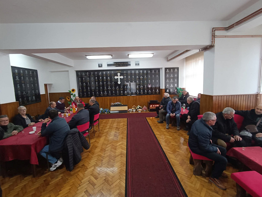 СРБАЦ, 30. ДЕЦЕМБРА /СРНА/ - Борачка организација општине Србац je, поводом наступајућих божићних и новогодишњих празника, данас организовала додјелу прехрамбених пакета помоћи од по 100 КМ за 42 члана.