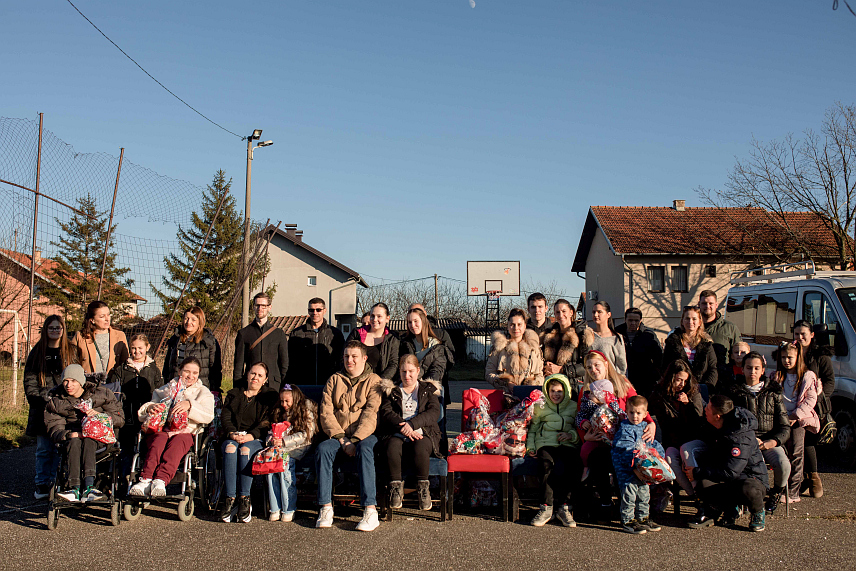 БИЈЕЉИНА, 30. ДЕЦЕМБРА /СРНА/ - Предсједник Републичке странке Српске /РСС/ Славенко Ристић и Републичка омладина Српске уручили су новогодишње пакетиће члановима Удружења "Бијељинска дјеца сунцокрети" које окупља родитеље дјеце са сметњама у развоју, дјеце у ризику и дјеце на маргинама друштва.