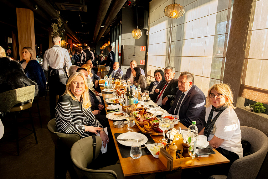 БАЊАЛУКА, 30. ДЕЦЕМБРА /СРНА/ - Предсједник СНСД-а Милорад Додик истакао је да повјерење, разговор и заједништво остају темељ свега што ова странка ради заједно са коалиционом партнерима и пријатељима.