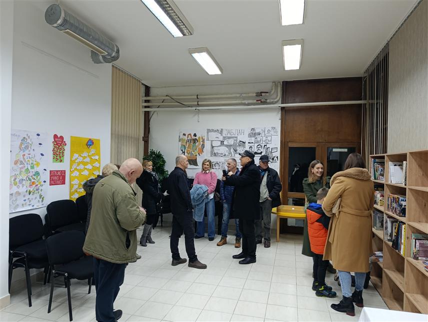 МРКОЊИЋ ГРАД, 30. ДЕЦЕМБРА /СРНА/ - У просторијама Народне библиотеке Мркоњић Град вечерас је отворена изложба "Изокола" ликовног умјетника Жељка Вученовића и уприличена свечана додјела захвалница највјернијим читаоцима у овој години.