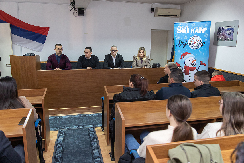 ПРЊАВОР, 31. ДЕЦЕМБРА /СРНА/ - Градоначелник Прњавора Дарко Томаш примио је данас 26 најбољих основаца и средњошколаца које ће Градска управа послати у тродневу ски-школу на Влашић као награду за постигнуте резултате.