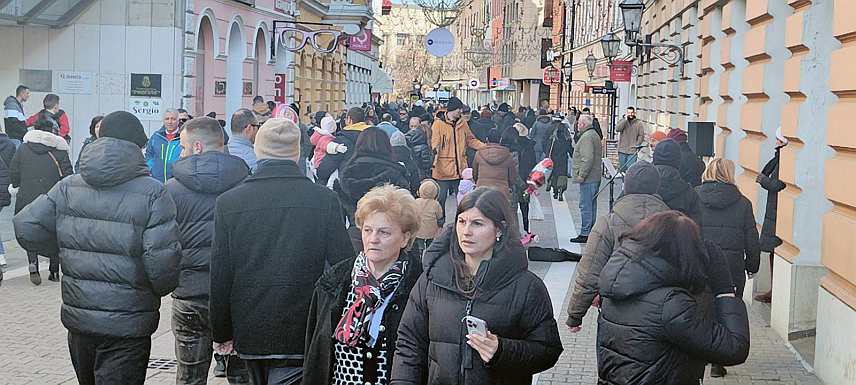 БАЊАЛУКА, 31. ДЕЦЕМБРА /СРНА/ - Новогодишња грозница тресе Бањалуку, у којој су смјештајни капацитети уочи дочека 2026. године готово у потпуности попуњени, а Господском улицом у граду на Врбасу шета ријека људи.