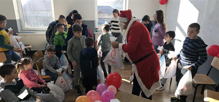 ВЕЛИКА ХОЧА, 31. ДЕЦЕМБРА /СРНА/ - Представници Одбора за помоћ Србима на Косову и Метохији уручили су данас ученицима Основне школе "Светозар Марковић" у Великој Хочи пакетиће прикупљене у хуманитарној акцији у којој су учествовали ученици из стотињак основних и средњих школа из Српске.	
