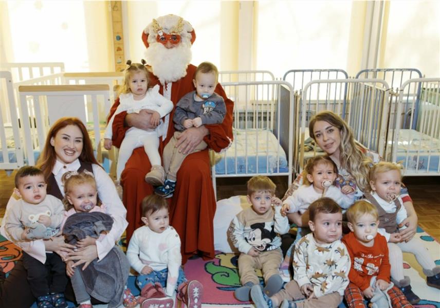 СРБАЦ, 31. ДЕЦЕМБРА /СРНА/ - Васпитачице у србачком Дјечијем вртићу "Наша радост" Ана Вукобратовић и Виолета Вученовић су, уз помоћ родитеља малишана јасличке групе, организовале хуманитарну акцију за пакетиће за свако дијете смјештено у Родитељској кући "Искра" у Бањалуци.