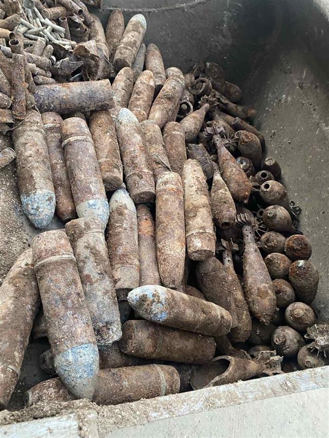 ПОДГОРИЦА, 31. ДЕЦЕМБРА /СРНА/ - У дворишту Основне школе "Никола Ђурковић" у Радановићима код Котора приликом грађевинских радова пронађена је велика количина мина и граната италијанске призводње из Другог свјетског рата.