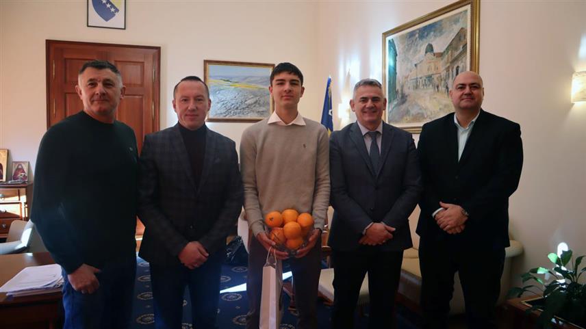 БРЧКО, 31. ДЕЦЕМБРА /СРНА/ - Градоначелник Брчко дистрикта Синиша Милић уприличио је данас пријем за младог тенисера Филипа Ђокића, који је остварио историјски подвиг освајањем титуле у игри парова на престижном турниру "Оранж боул" у Сједињеним Америчким Државама.