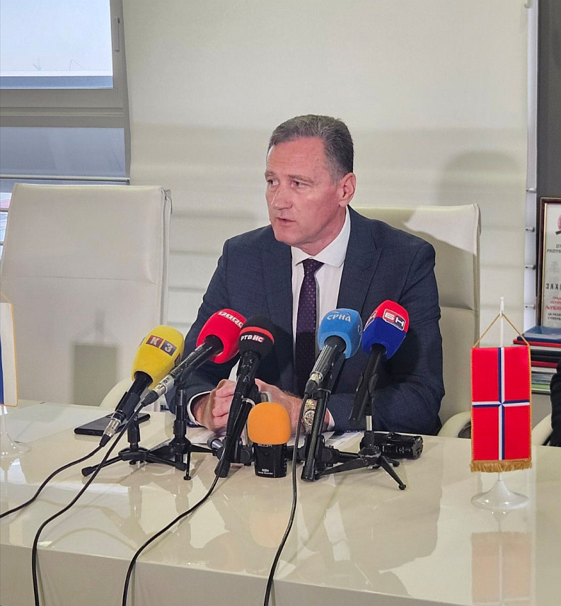 ИСТОЧНО САРАЈЕВО, 31. ДЕЦЕМБРА /СРНА/ - Предсједник Скупштине Града Источно Сарајево Бошко Југовић на конференцији за новинаре.