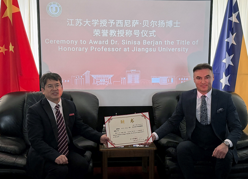 ПЕКИНГ, 3. ДЕЦЕМБРА /СРНА/ - Амбасадор БиХ у Кини Синиша Берјан изабран је за почасног професора престижног кинеског Универзитета Ђангсу , а званична церемонија додјеле ове високе и међународно признате академске титуле одржана је у Амбасади БиХ у Пекингу, у присуству потпредсједника овог кинеског универзитета професора Сјаобо Цоу и делегације ове угледне високошколске установе.