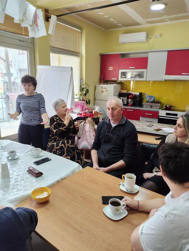 СРЕБРЕНИЦА, 3. ДЕЦЕМБРА /СРНА/ - Удружење родитеља хендикепиране дјеце и омладине "Лептир" из Сребренице организовало је данас округли сто у сарадњи са представницима локалних организација и институција, како би се надлежним скренула пажња на потребе лица са инвалидитетом и указало на обавезу поштовања и примјене Конвенције УН о правима ових особа.