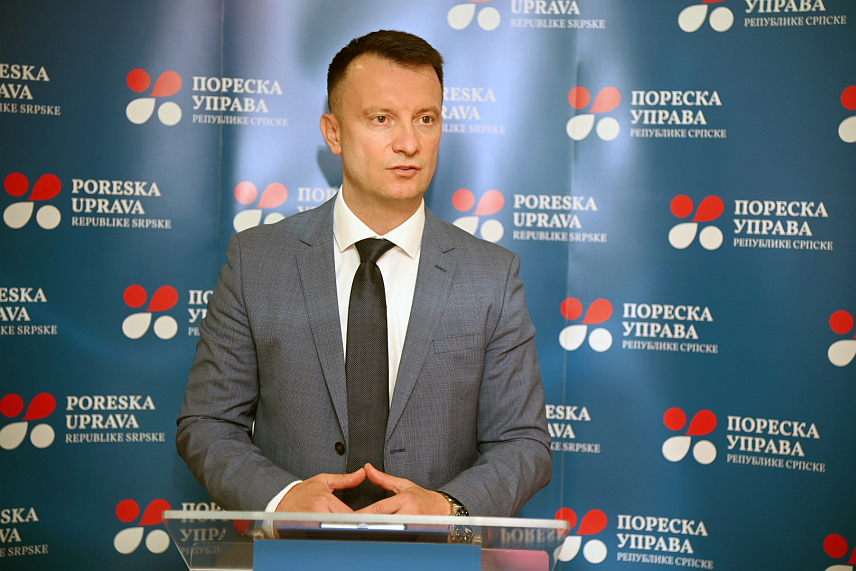 БАЊАЛУКА, 3. ДЕЦЕМБРА /СРНА/ - За 11 мјесеци ове године на рачун јавних прихода Републике Српске прикупљено је 3,981 милијарда КМ, што је за 324,2 милиона КМ или девет одсто више него у истом периоду лани, чиме је настављен вишегодишњи стабилан тренд наплате јавних прихода, рекао је директор Пореске управе Републике Српске Горан Маричић.