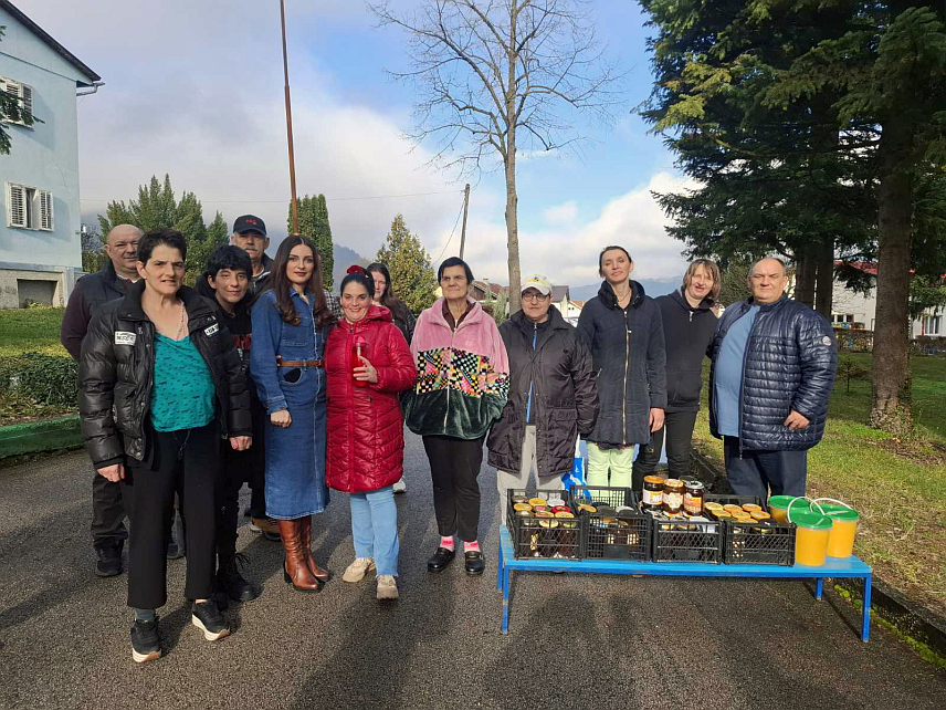 ВИШЕГРАД, 3. ДЕЦЕМБРА /СРНА/ - Удружење пчелара "Вишеград" донирало је данас 63 килограма меда корисницама Дома за лица са инвалидитетом на Околиштима.