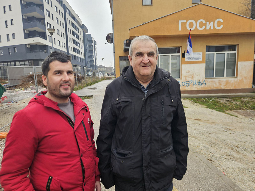 ИСТОЧНО САРАЈЕВО, 3. ДЕЦЕМБРА /СРНА/ - Тридесетједногодишњи Бојан Кењић из Источне Илиџе и предсједник Градске организације слијепих и слабовидих Источно Сарајево Јовица Мијатовић.