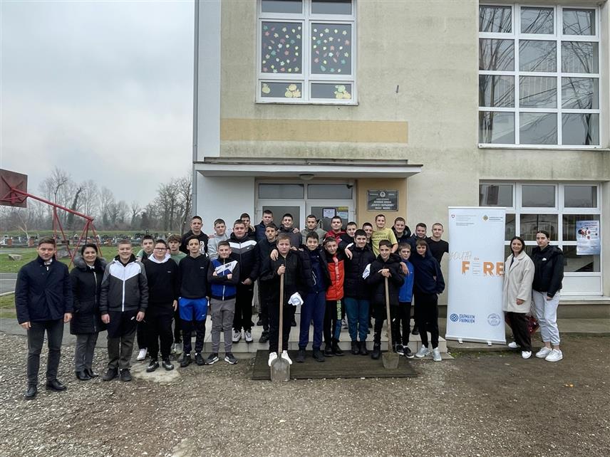 СРБАЦ, 3. ДЕЦЕМБРА /СРНА/ - Волонтери Удружења грађана ЦЕЗАР из Српца данас су посадили 50 садница платана и црвеног храста у дворишту Основне школе "Доситеј Обрадовић" у селу Разбој, у оквиру кампање превенције пожара на подручју Лијевче поља.