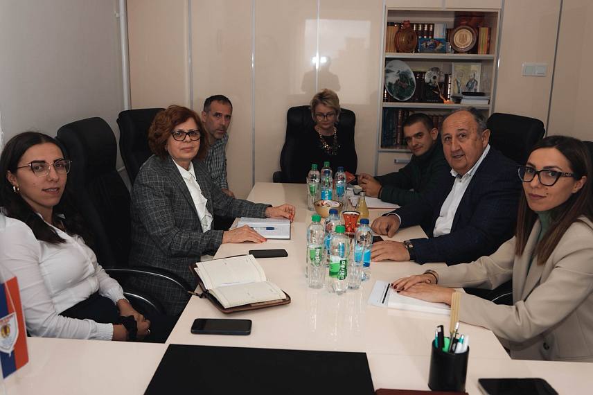 БАЊАЛУКА, 3. ДЕЦЕМБРА /СРНА/ - Министар управе и локалне самоуправе Републике Српске Сенка Јујић разговарала је данас у Калиновику са начелником општине Радомиром Сладојем.