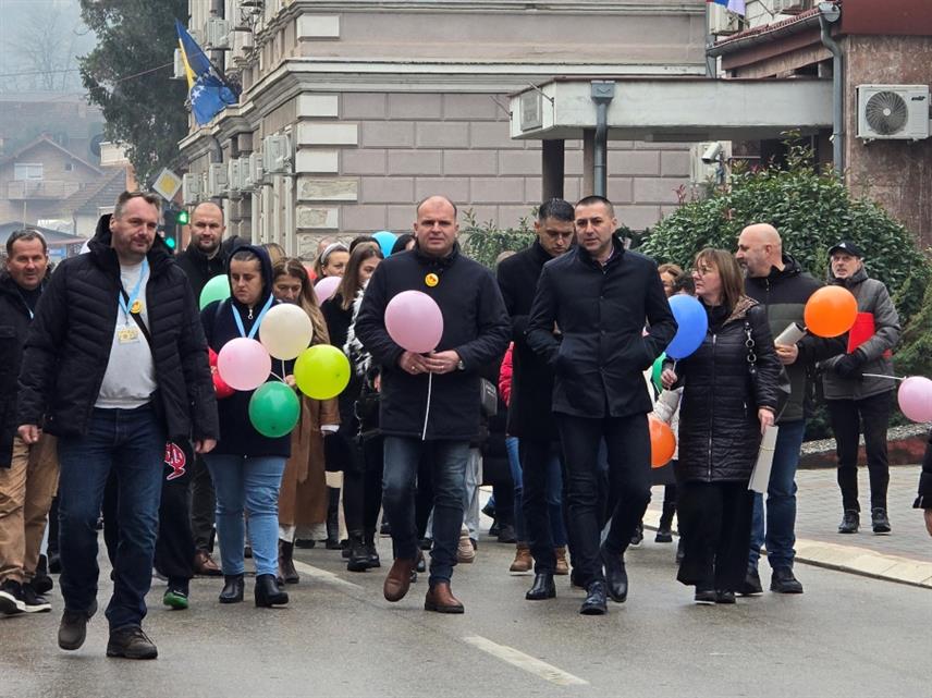 ЗВОРНИК, 3. ДЕЦЕМБРА /СРНА/ - У Зворнику је данас симболичном шетњом под слоганом "Сви различити, сви једнаки", обиљежен 3. децембар - Међународни дан лица са инвалидитетом.