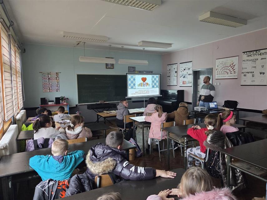 ШАМАЦ, 3. ДЕЦЕМБРА /СРНА/ - На предавању поводом Међународног дана лица са инвалидитетом организованом у основној школи у Горњој Слатини код Шамца истакнута је важност поштовања и подршке овим лицима, као и о уважавање индивидуалних разлика у друштву.