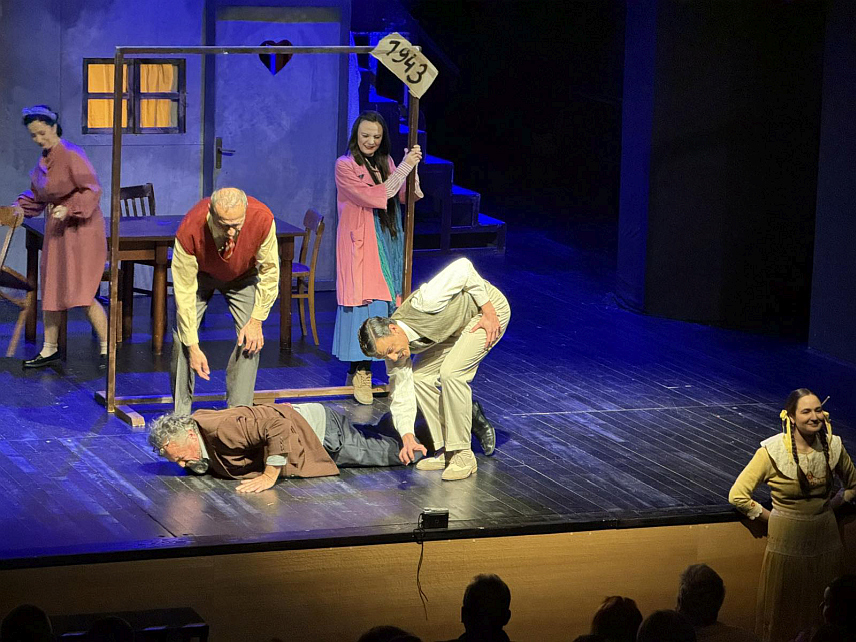 ИСТОЧНО САРАЈЕВО, 3. ДЕЦЕМБРА /СРНА/ - Ружица Васић вечерас је одиграла монодраму "Искра" на сцени Културног центра Источно Ново Сарајево, док је у Народном позоришту Источно Сарајево одиграна представа Народног позоришта из Ужица "Довиђења у следећем рају" у оквиру такмичарског дијела 30. Међународног фестивала малих сцена и монодраме.