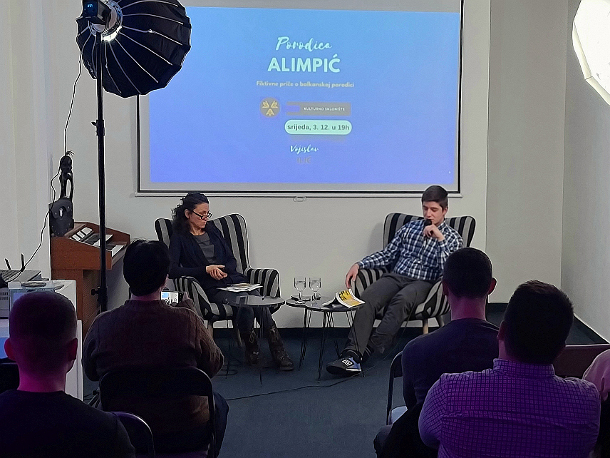 ДОБОЈ, 3. ДЕЦЕМБРА /СРНА/ - У Добоју вечерас је промовисана књига "Породица Алимпић" Војислава Илића из Петрова, у којој аутор осликава свакодневницу балканске породице и обичног човјека.