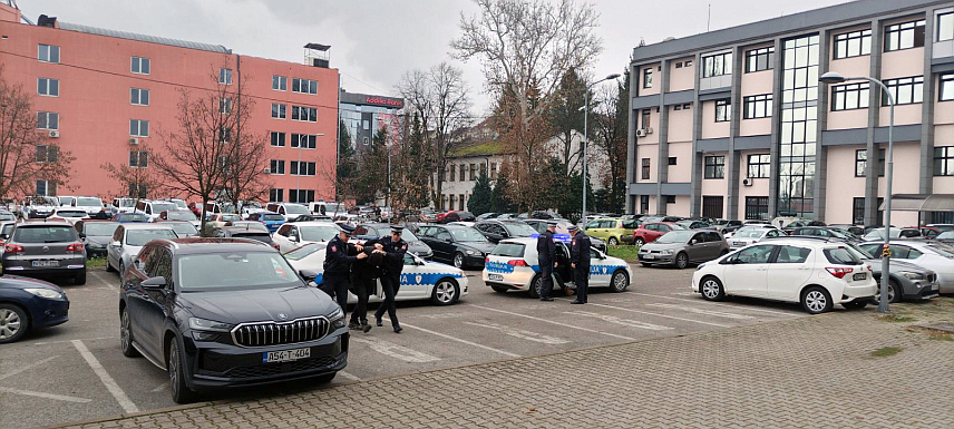 БАЊАЛУКА, 3. НОВЕМБРА /СРНА/ - Лица чији су иницијали М.Б. и М.К. која су ухапшена у оперативној акцији "Арија" јутрос су спроведена у Окружно јавно тужилаштво Бањалука, јавио новинар Срне.