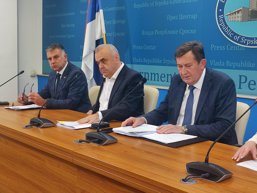 БАЊАЛУКА, 4. ДЕЦЕМБРА /СРНА/ - Министар просвјете и културе Боривоје Голубовић најавио је повећање плата за запослене у образовању и култури у Републици Српској.