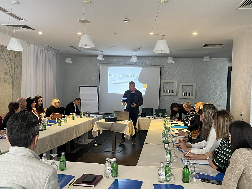 КОЗАРСКА ДУБИЦА, 4. ДЕЦЕМБРА /СРНА/ - Информативна сесија одржана данас у Козарској Дубици, која је окупила представнике институција градова и општина приједорске регије. Организатори сесије су Фондација "Удружене жене" и Фондација локалне демократије из Сарајева, у партнерству са Агенцијом за равноправност полова БиХ и Сигурном мрежом.