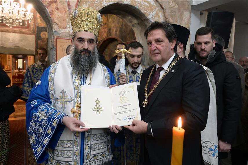 НИШ, 4. ДЕЦЕМБРА /СРНА/ - Његово високопреосвештенство митрополит нишки Арсеније уручио је данас министру одбране Србије Братиславу Гашићу Орден првог степена Светог Романа Ђуниског - високо признање Епархије нишке за несебичну помоћ Манастиру Ваведења Пресвете Богородице у Сићеву код Ниша.