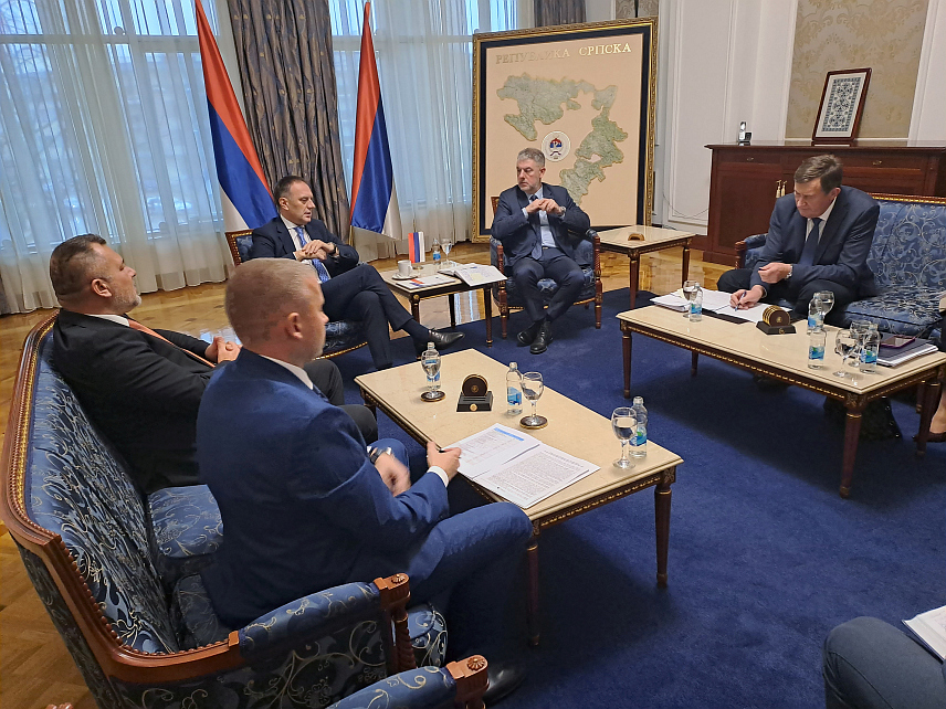 БАЊАЛУКА, 4. ДЕЦЕМБРА /СРНА/ - У Бањалуци су у току консултације представника Владе Републике Српске и Привредне коморе Српске у вези са израдом републичког буџета за наредну годину.