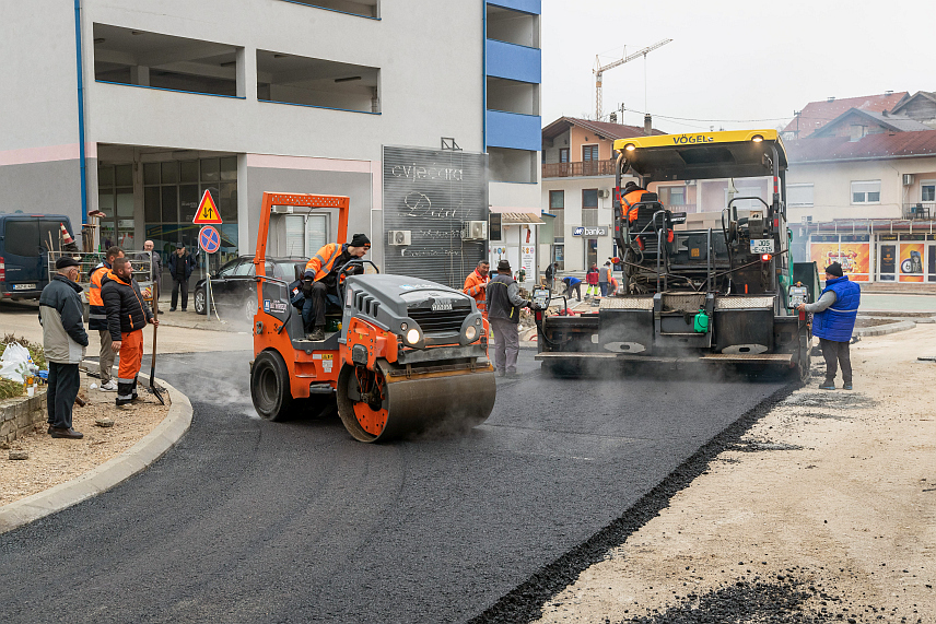 ПРЊАВОР, 4. ДЕЦЕМБРА /СРНА/ - У Прњавору је данас почела прва фаза асфалтирања саобраћајнице код градске тржнице након чега ће се приступити уређењу тротоара и постављању уличне расвјете, а динамика радова зависиће од временских услова.