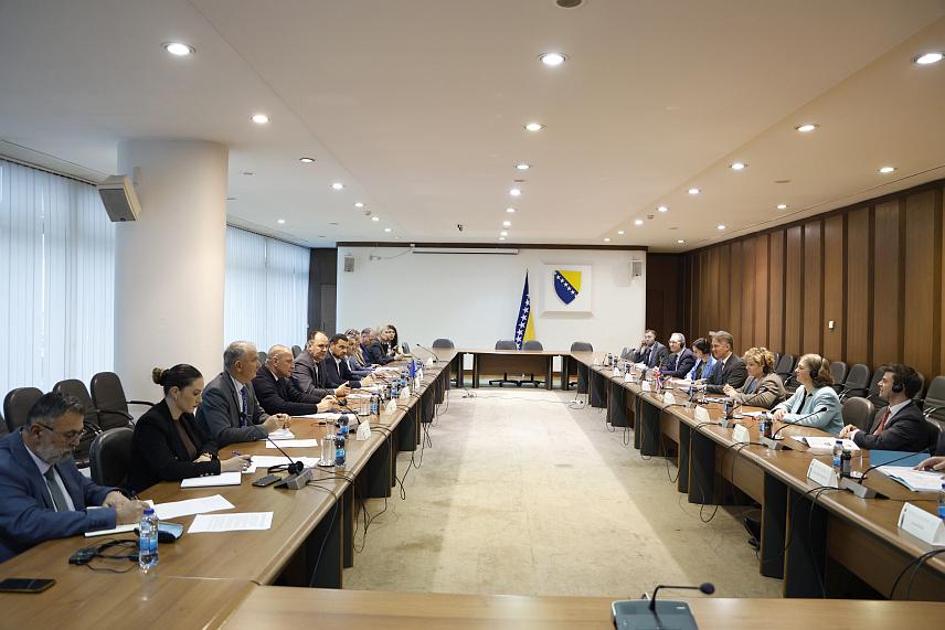 САРАЈЕВО, 4. ДЕЦЕМБРА /СРНА/ - Чланови Комисије за спољну и трговинску политику, царине, саобраћај и комуникације оба дома Парламентарне скупштине БиХ разговарали су данас са делегацијом Комисије за спољне послове Парламента Велике Британије о процесу европских интеграција и реформама које треба да буду спроведене.