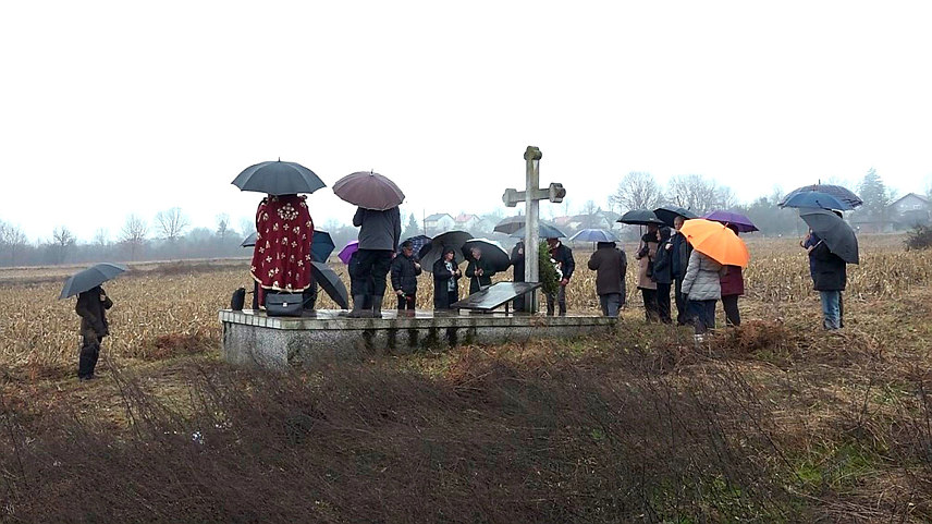 ПРЊАВОР, 4. ДЕЦЕМБРА /СРНА/ - На православном гробљу у Радловцу у Прњавору данас је служен парастос за 22 жртве усташког терора и у знак сјећања положени су вијенци код спомен-обиљежја.